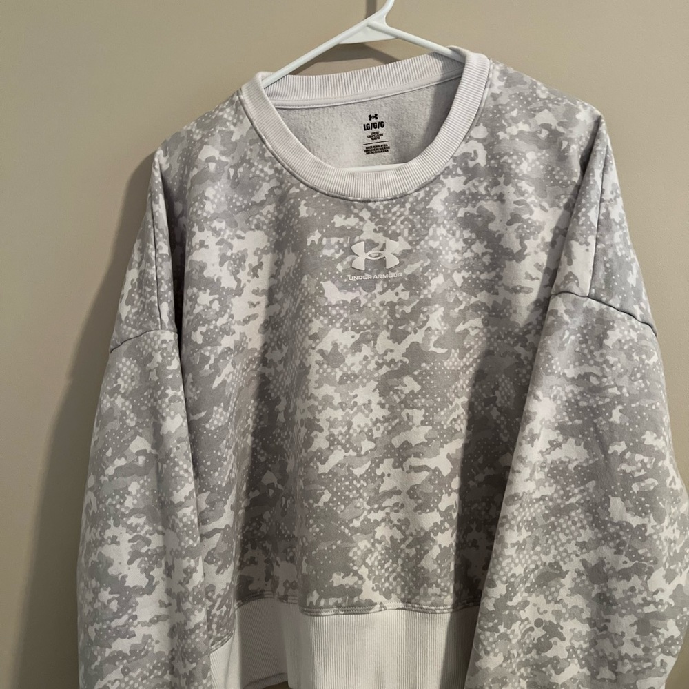 Women’s Under Armour Crew Neck Gray Print Sweatshirt EUC